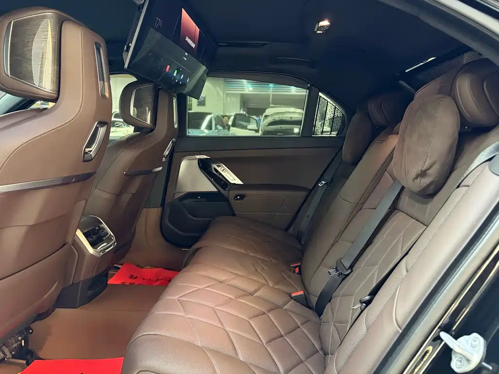 BMW 7 Series — миниатюра 18