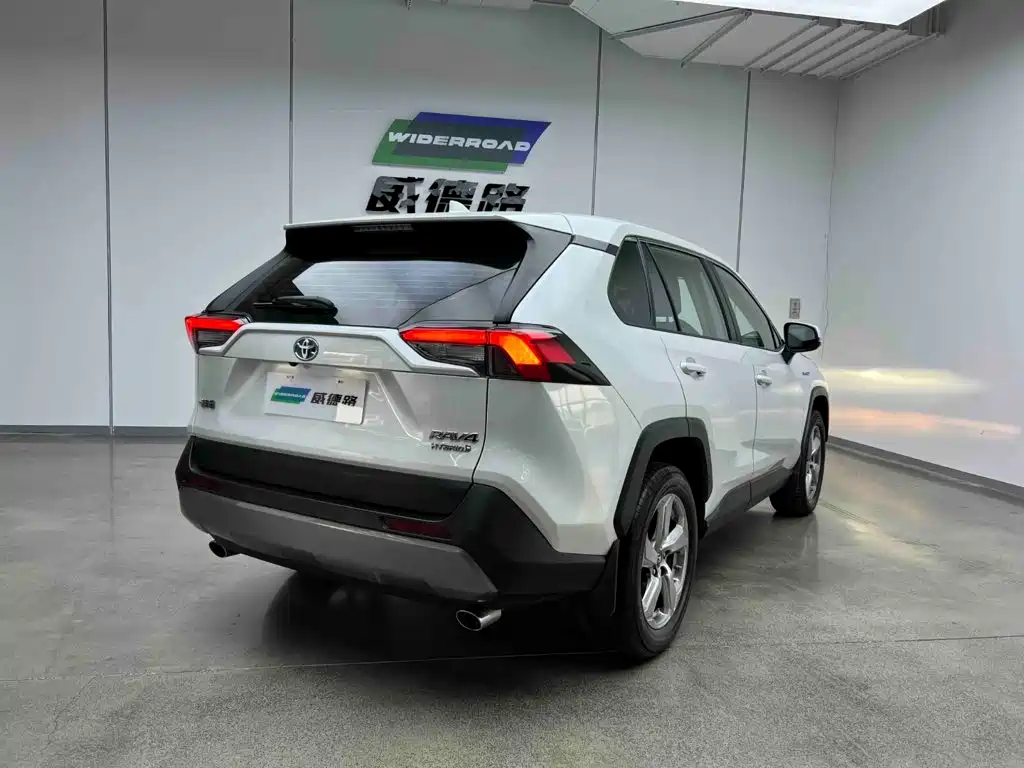 Toyota RAV4 — миниатюра 10