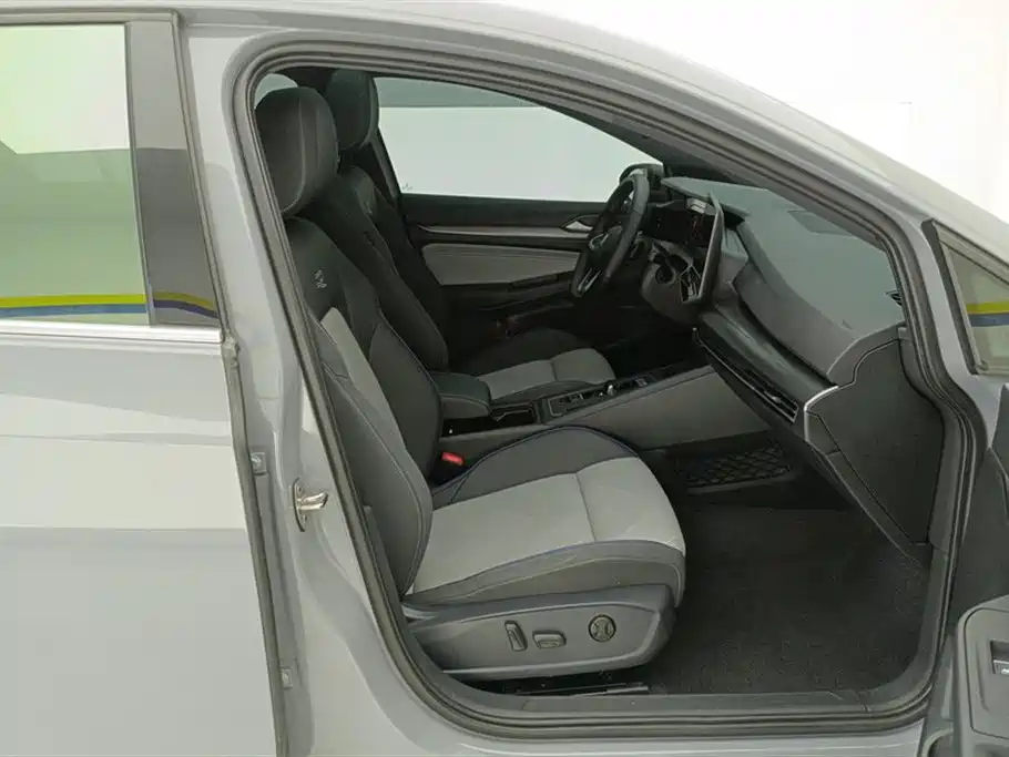 Volkswagen Golf 2025 300TSI R-Line