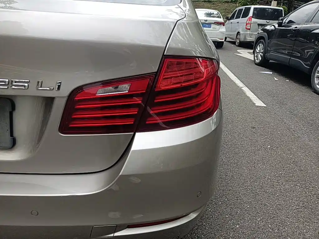 BMW 5 Series — миниатюра 8
