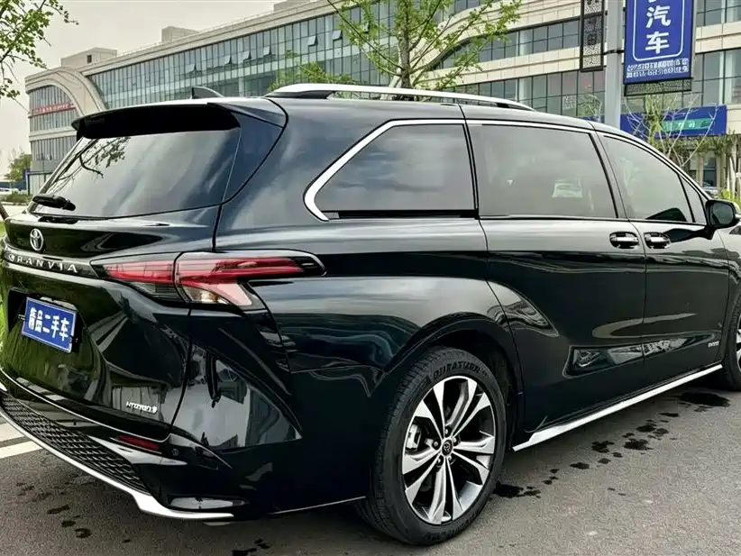 Toyota Granvia 2023 2.5L Luxury PLUS