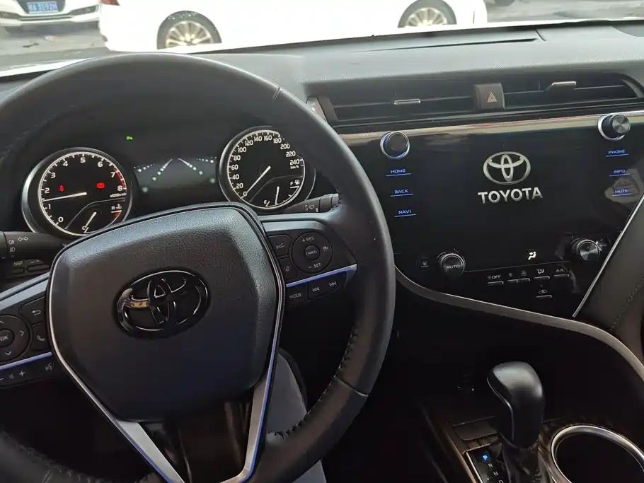Toyota Camry — миниатюра 12