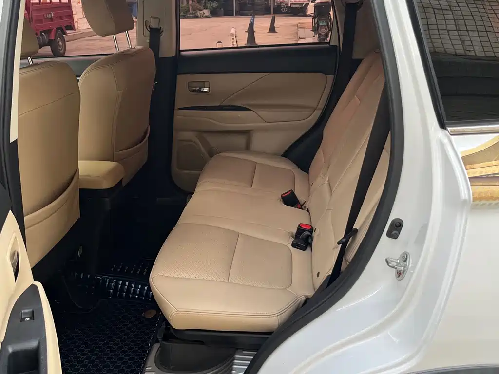 Mitsubishi Outlander — миниатюра 5