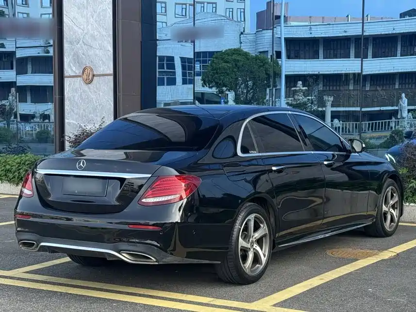 Mercedes-Benz E-Class — миниатюра 7