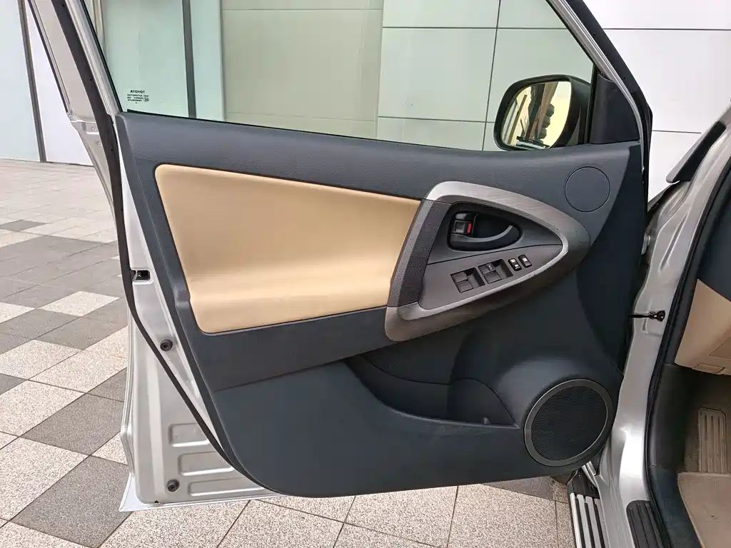Toyota RAV4 — миниатюра 15