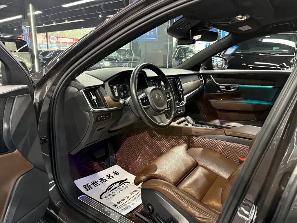 VOLVO S90