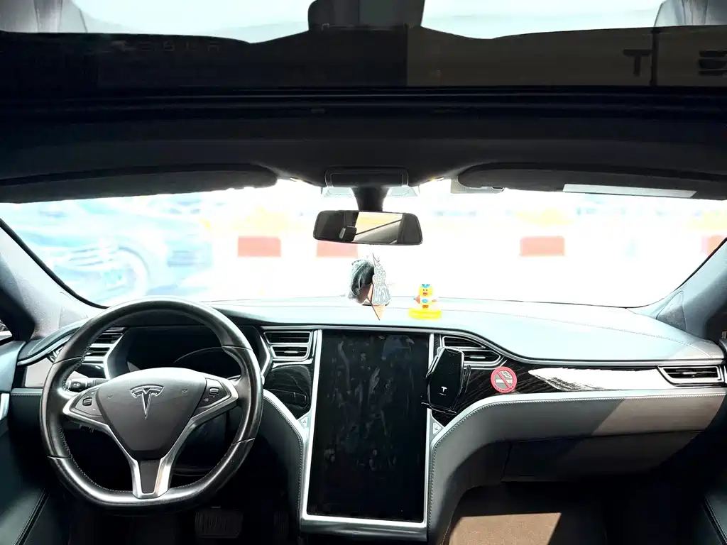 Tesla Model S — миниатюра 9