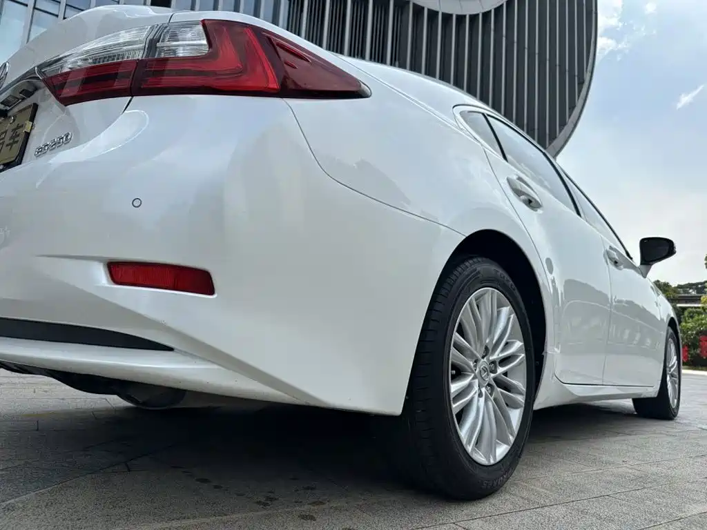 Lexus ES — миниатюра 11