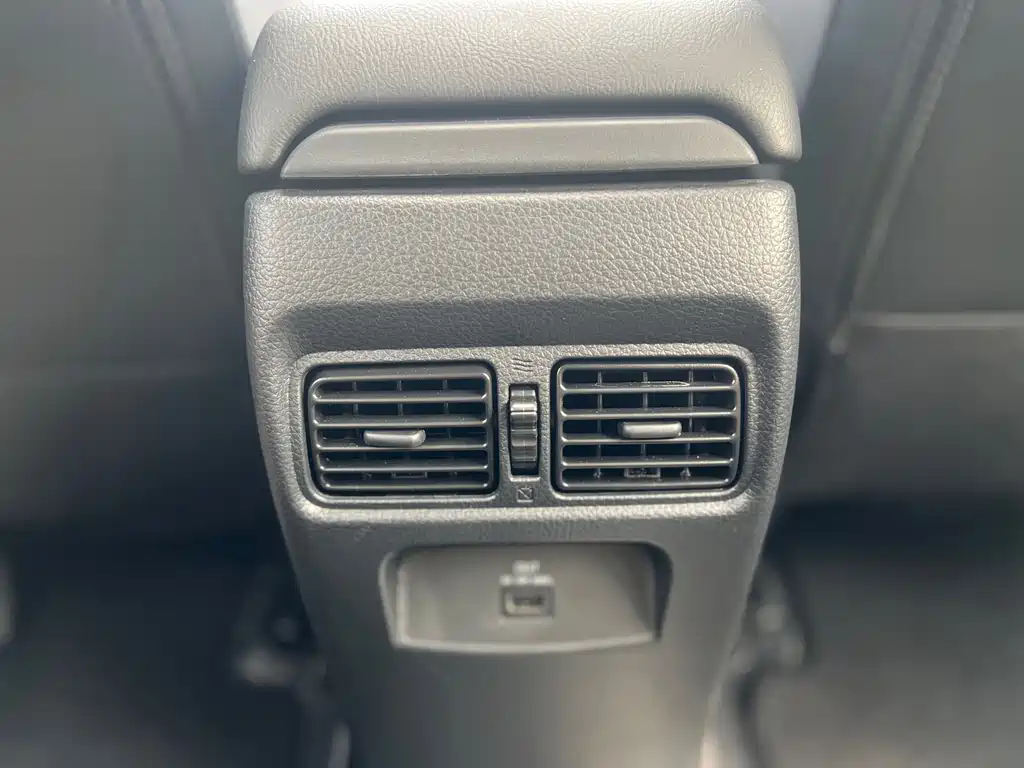 Nissan Tiida — миниатюра 15