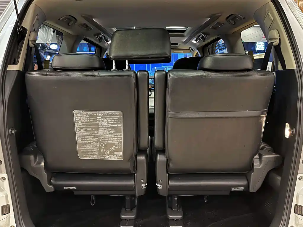 Toyota Alphard — миниатюра 20