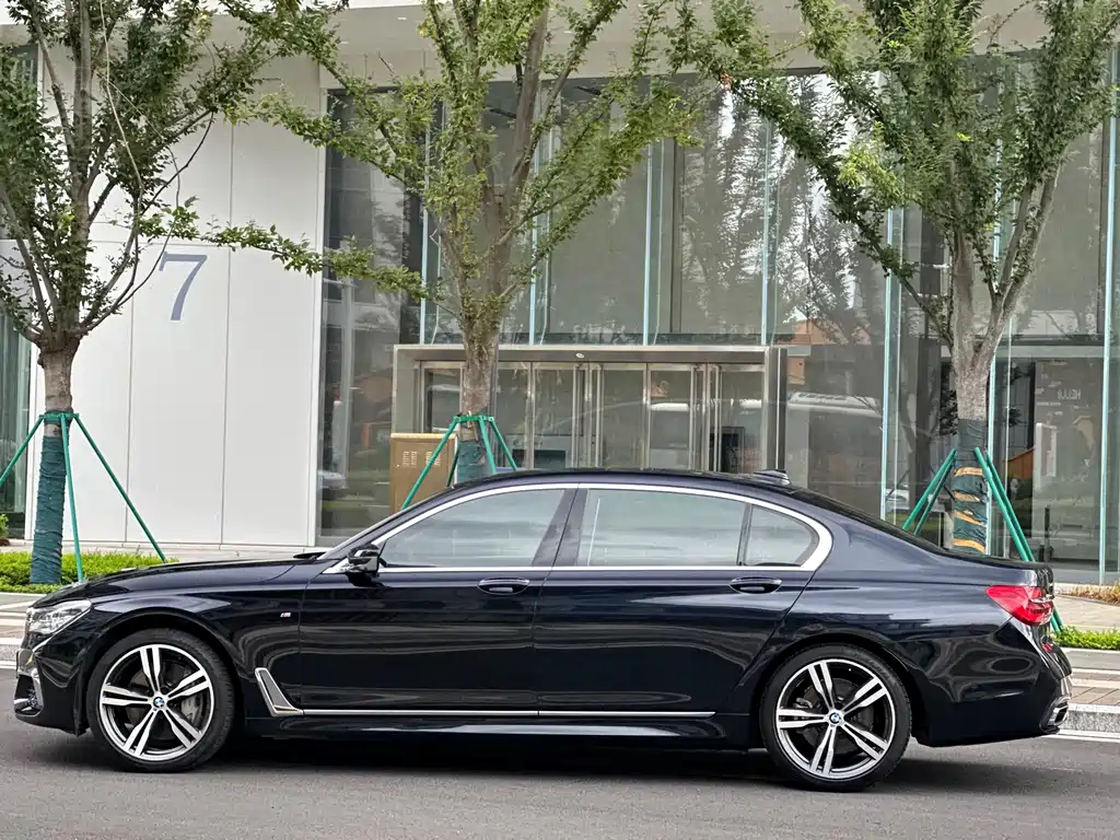BMW 7 Series — миниатюра 4