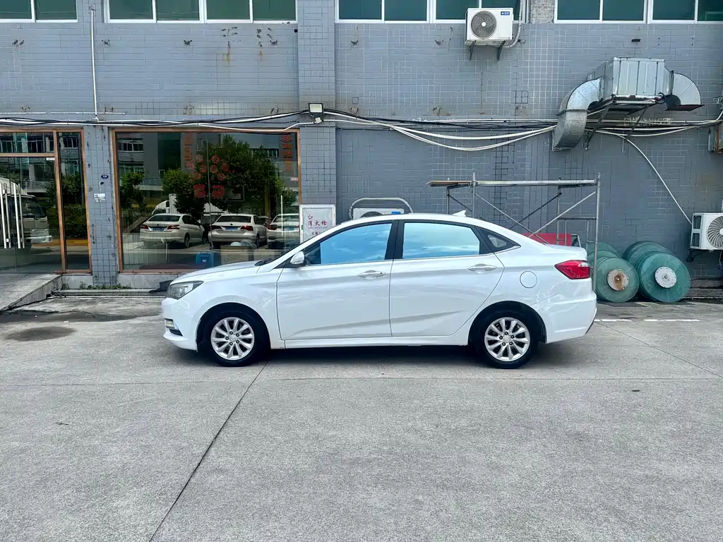 CHANGAN YUEXIANG V7