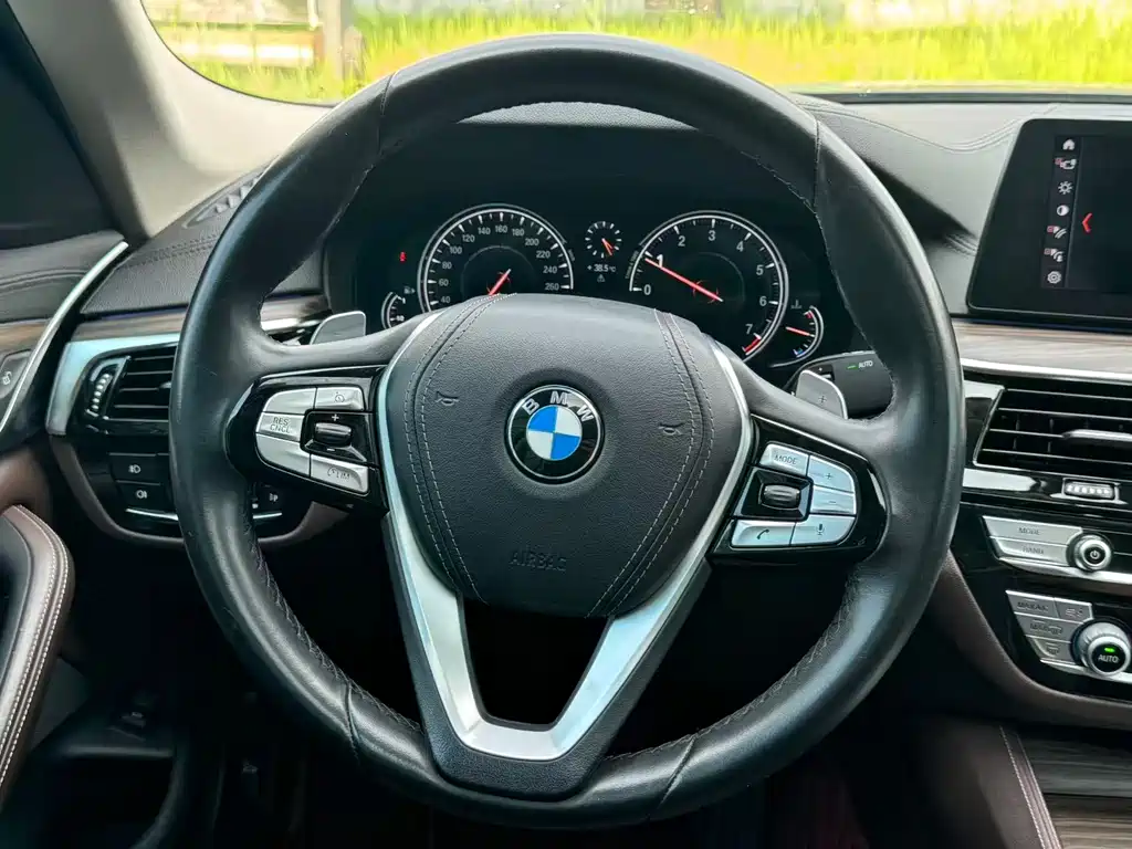 BMW 5 Series — миниатюра 16