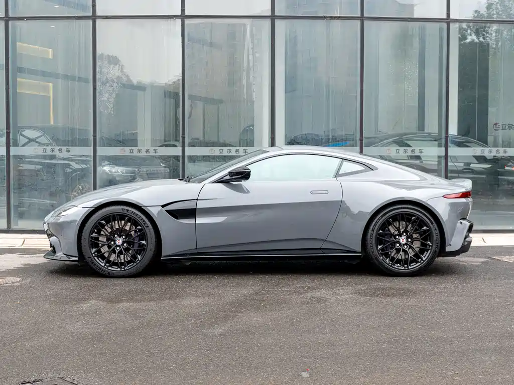 ASTON MARTIN V8 VANTAGE