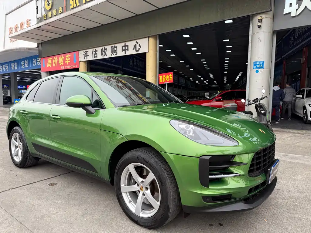 PORSCHE MACAN