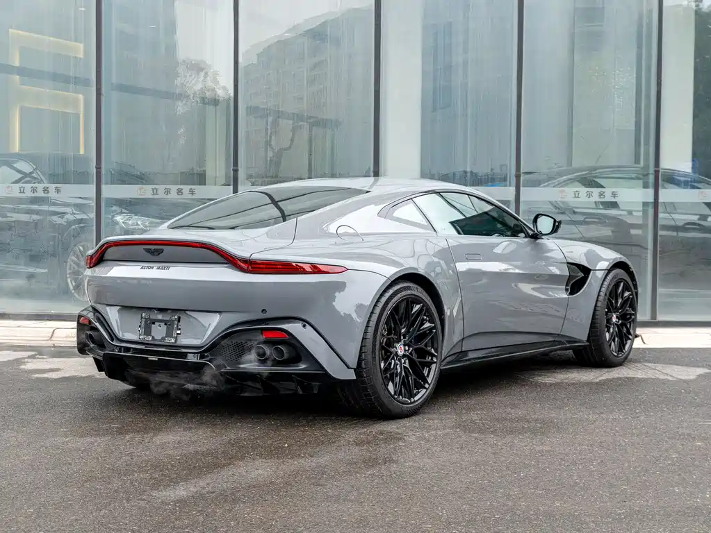 ASTON MARTIN V8 VANTAGE