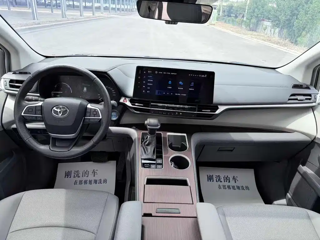 Toyota Granvia 2023 2.5L Luxury PLUS