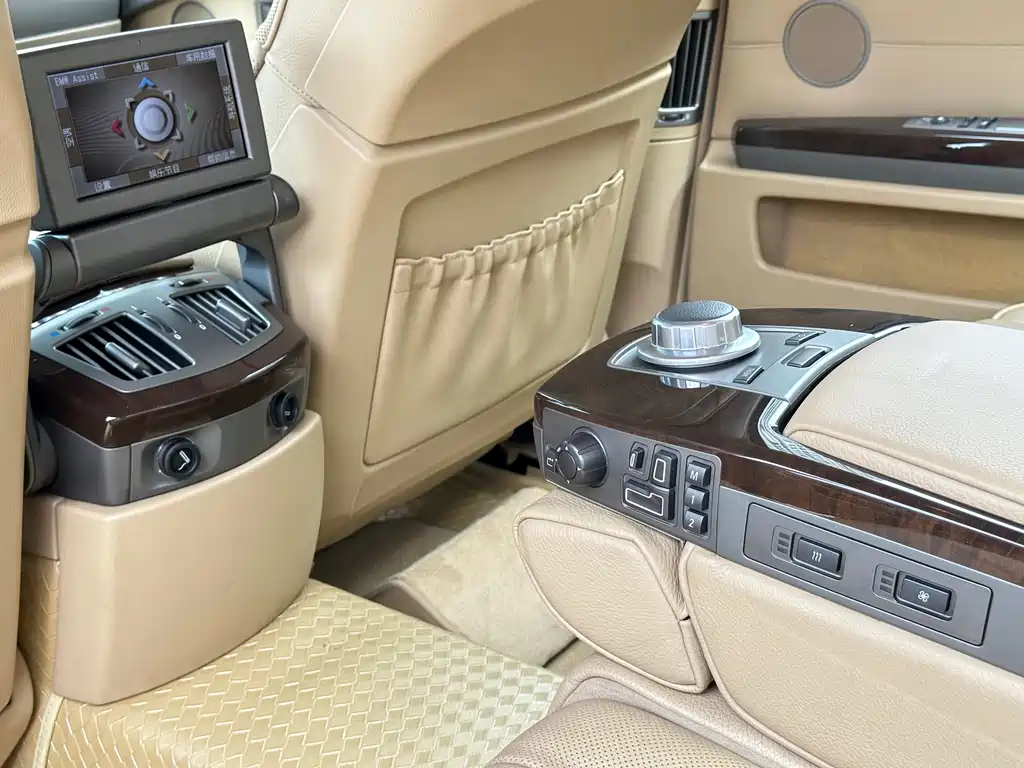 BMW 7 Series — миниатюра 17
