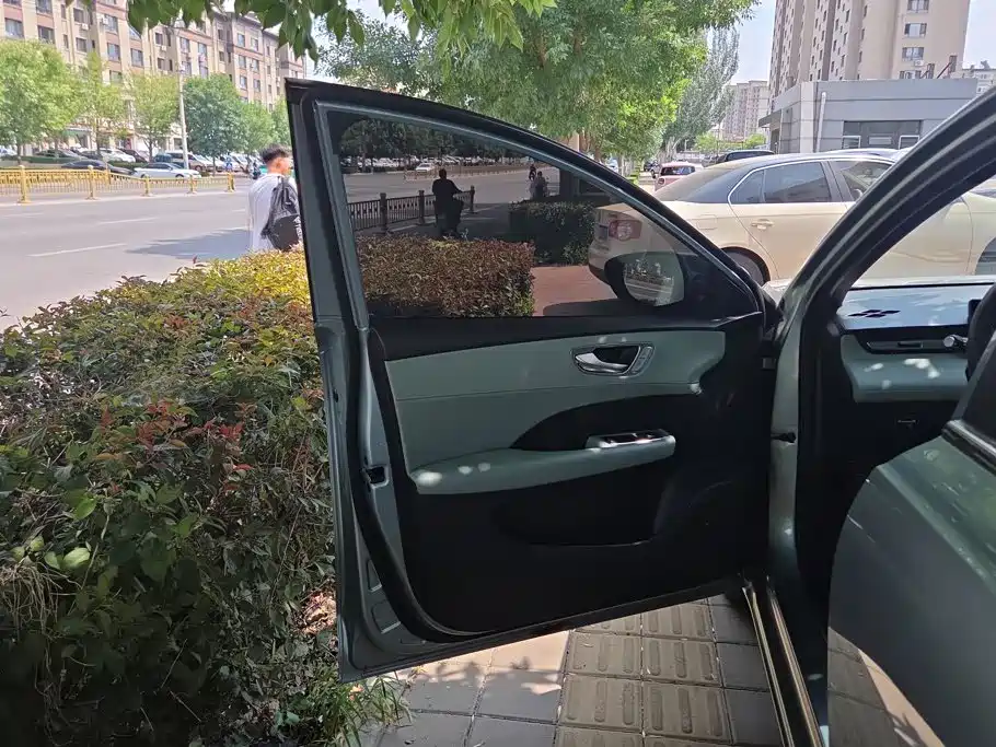 Roewe Young Wai D6 — миниатюра 7