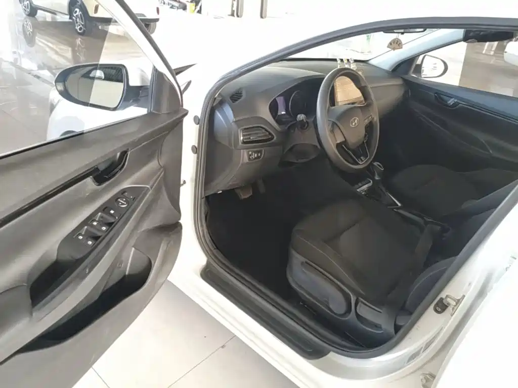 Hyundai Elantra — миниатюра 16