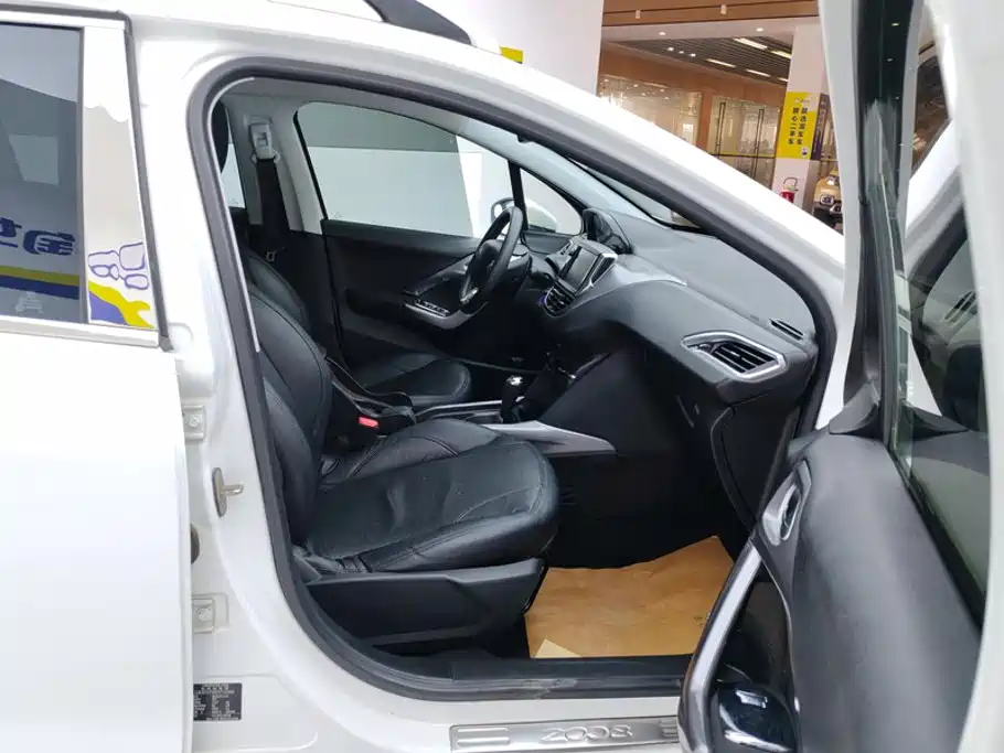 Peugeot 2008 2014 1.6L AT Fashion