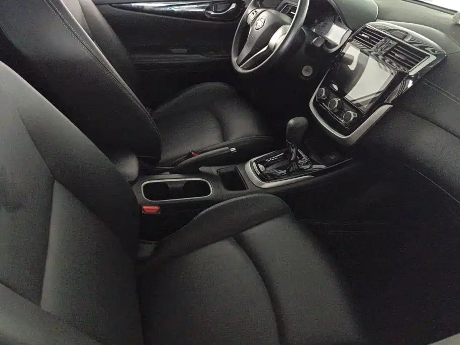 Nissan Tiida — миниатюра 8