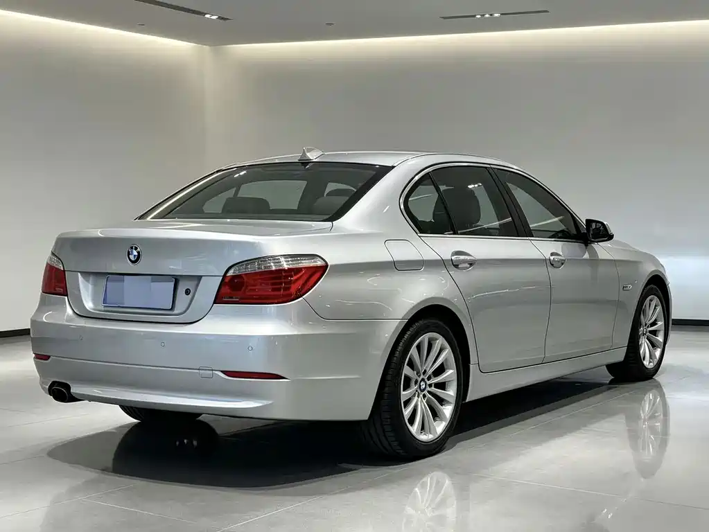 BMW 5 Series — миниатюра 4