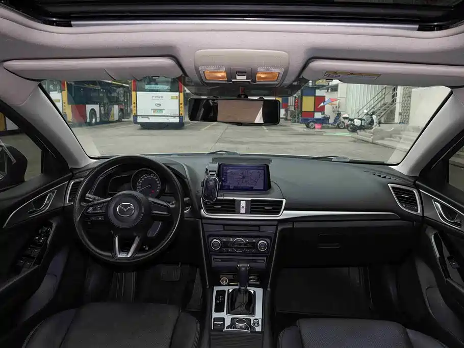 Mazda Mazda3 3 2017 1.5L AT Luxury V