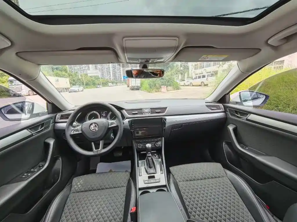 Skoda Superb — миниатюра 5