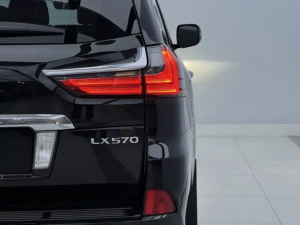 Lexus LX 570 Dynamic Luxury Edition, фото 4