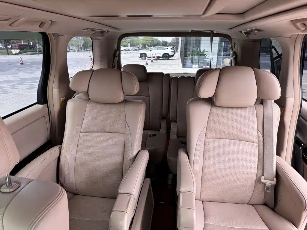 Toyota Alphard — миниатюра 6