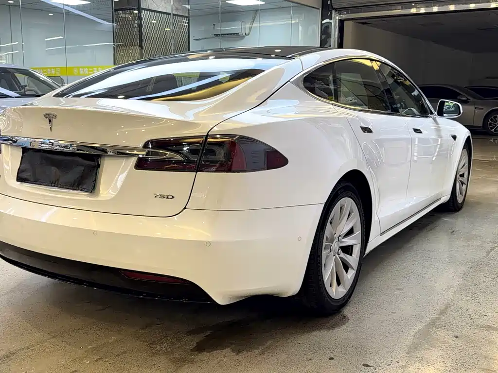 Tesla Model S — миниатюра 5