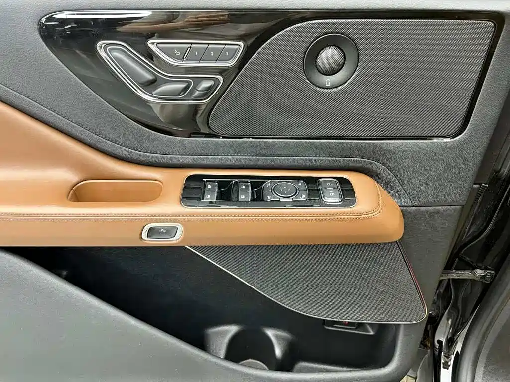 Lincoln Aviator — миниатюра 17