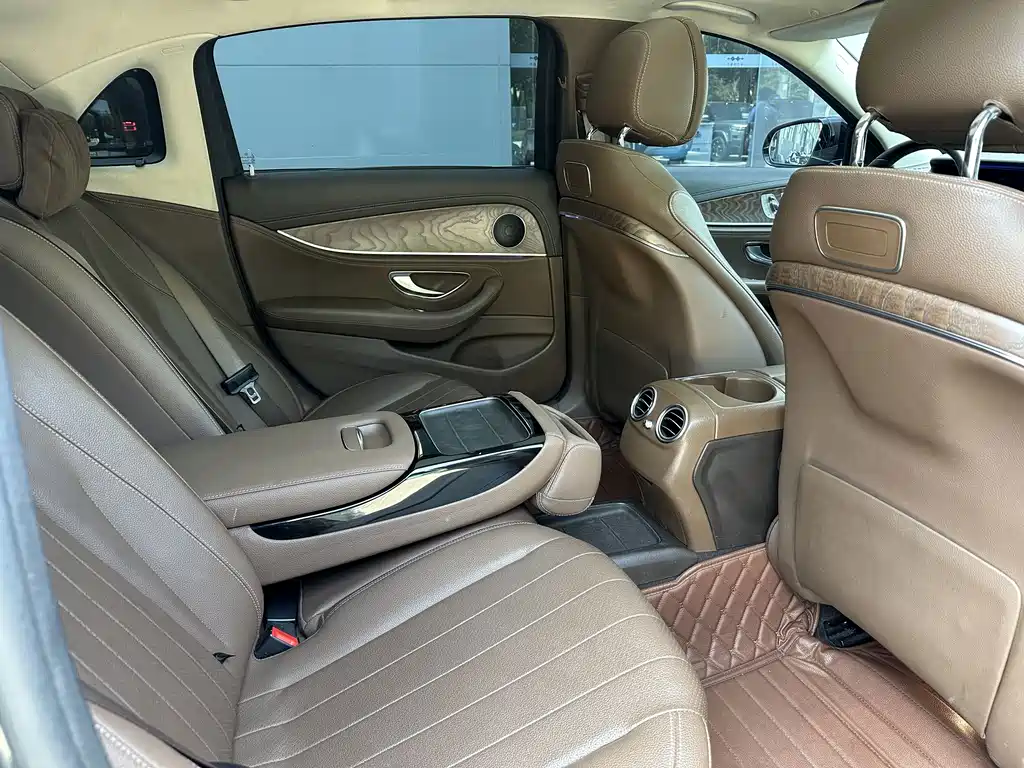 Mercedes-Benz E-Class — миниатюра 11