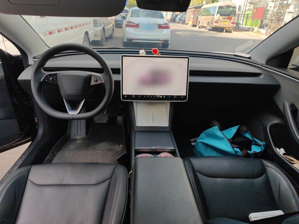 Tesla Model 3 — миниатюра 10