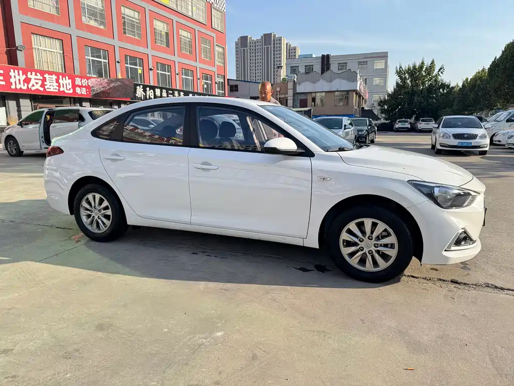 Hyundai Elantra — миниатюра 6