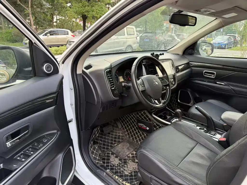 MITSUBISHI OUTLANDER