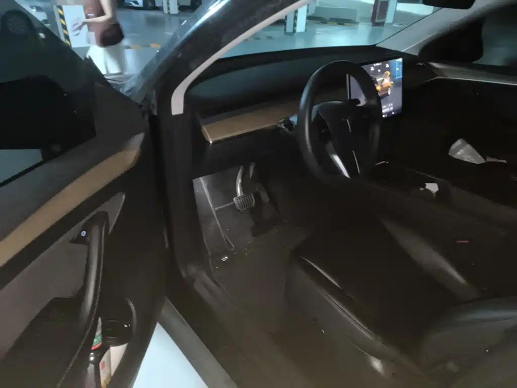 Tesla Model Y — миниатюра 12