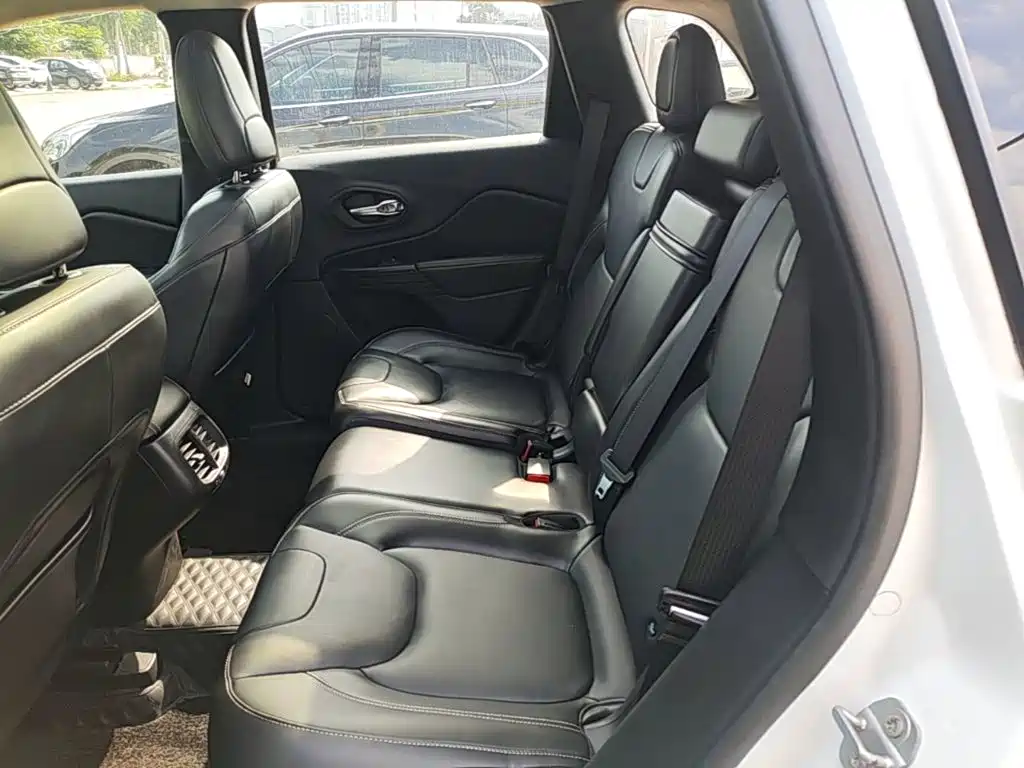 Jeep Cherokee — миниатюра 17