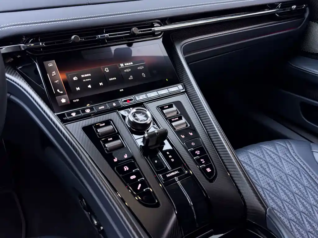 Aston Martin DB12 — миниатюра 23