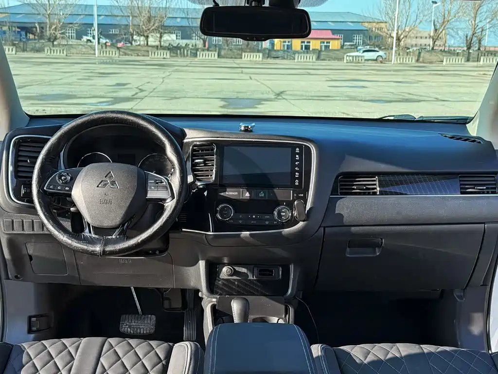 MITSUBISHI OUTLANDER