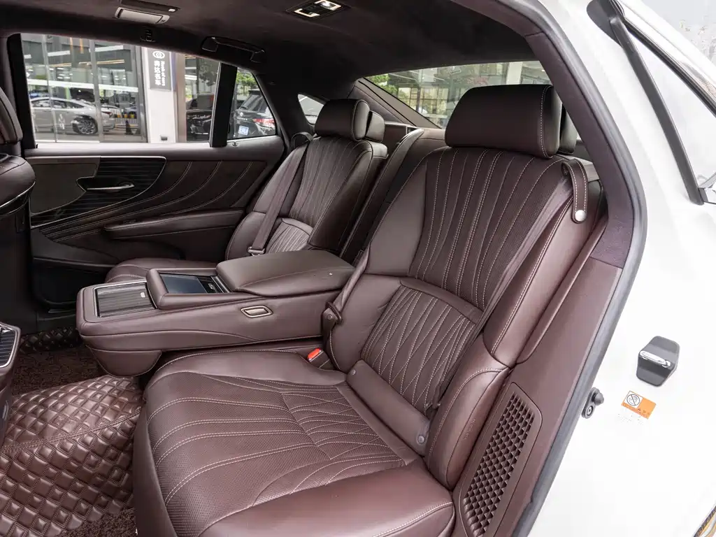 Lexus LS — миниатюра 12