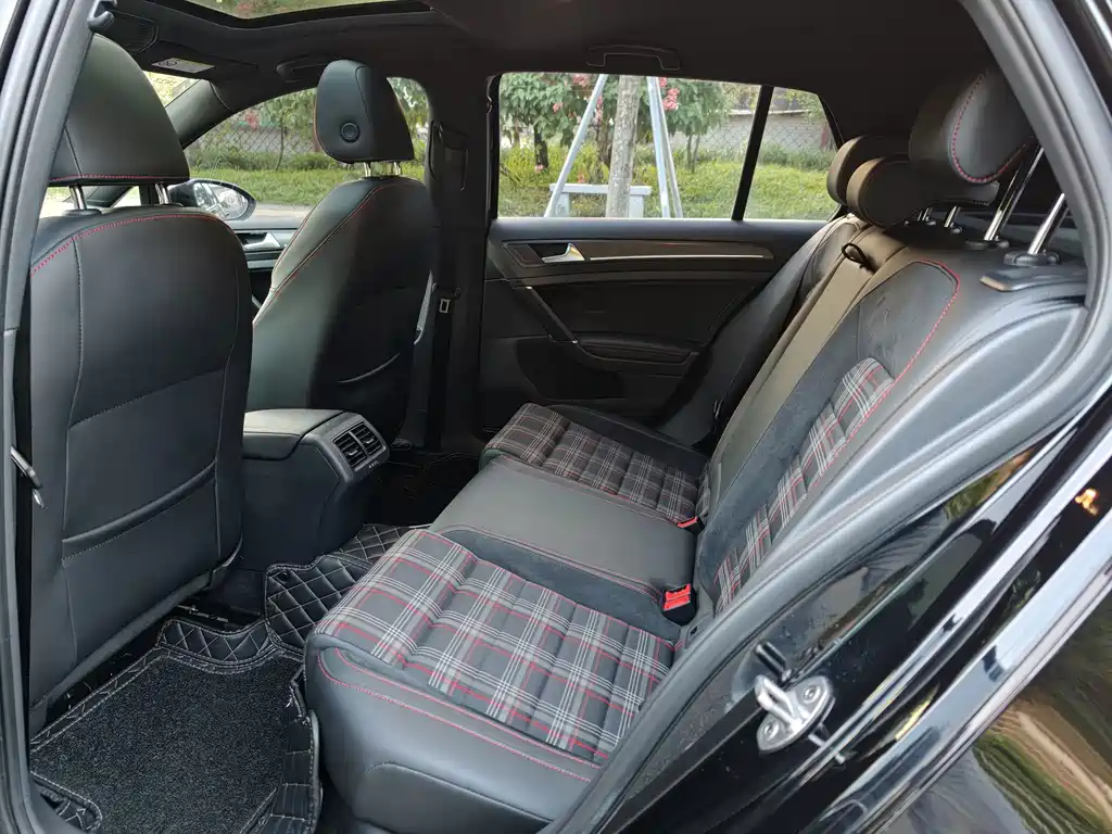 Volkswagen Golf GTI — миниатюра 11