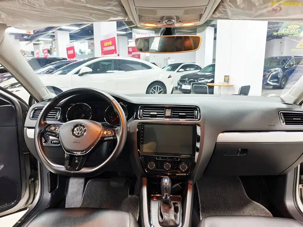 Volkswagen Sagitar 2018 1.6L AT Comfort