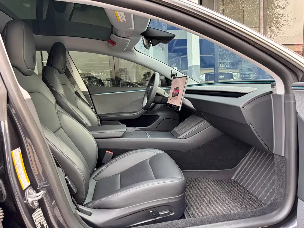 Tesla Model 3 — миниатюра 18