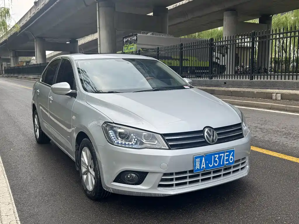 Volkswagen Jetta 2013 1.6L MT Luxury