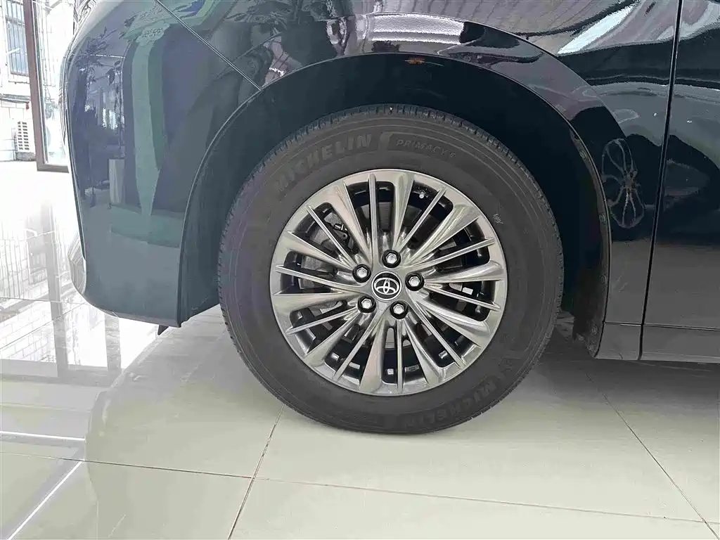Toyota Alphard — миниатюра 4