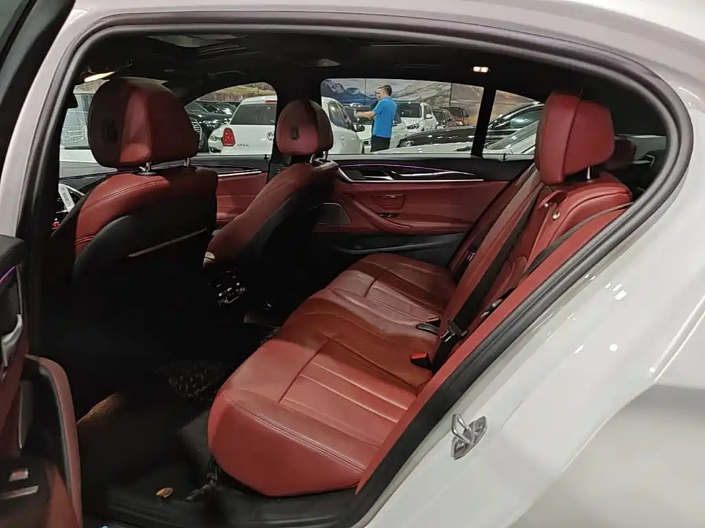 BMW 5 Series — миниатюра 17
