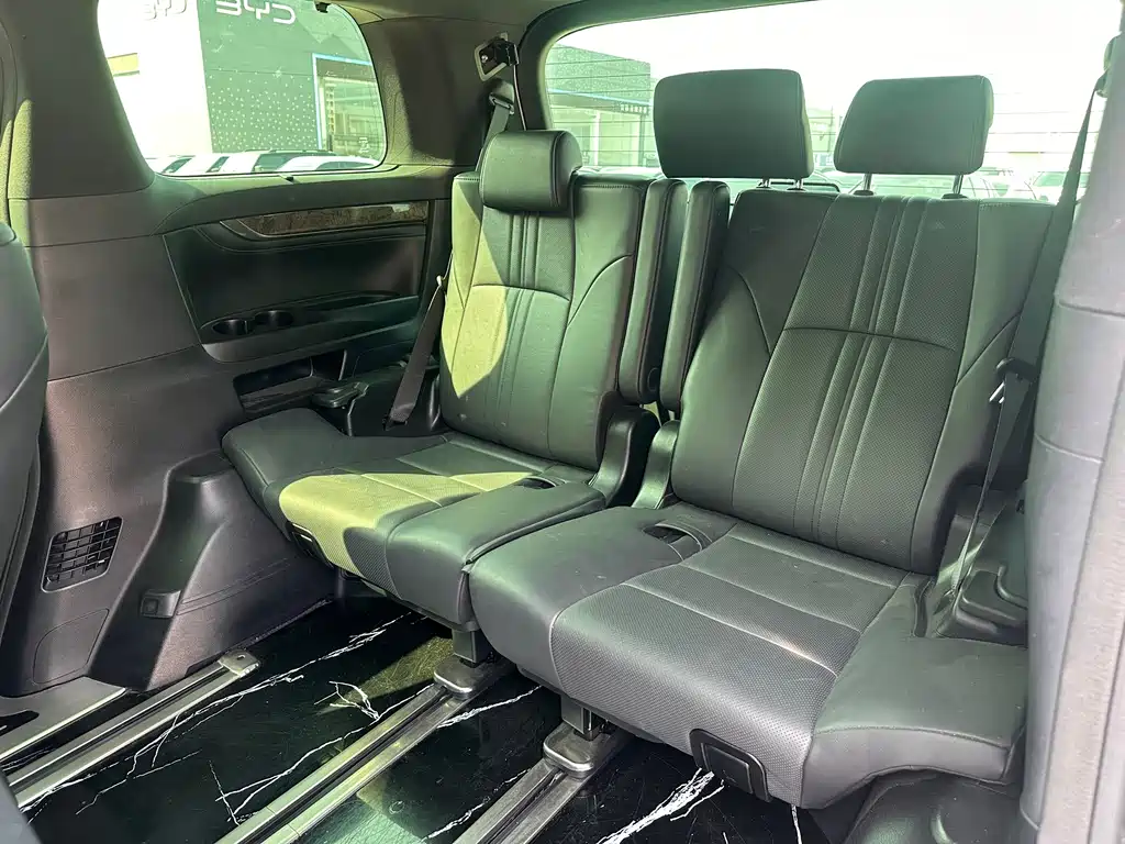 Toyota Alphard — миниатюра 8
