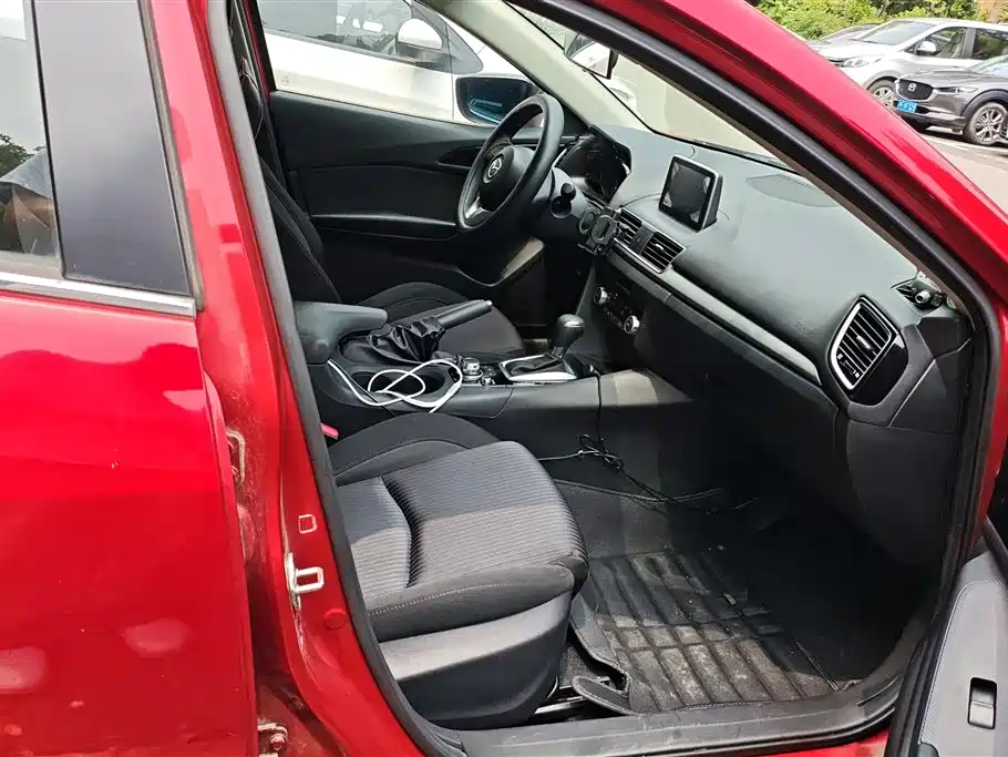 Mazda Mazda3 3 2016 1.5L AT Luxury